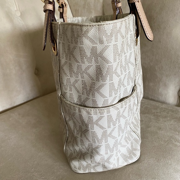 Michael Kors Jet Set Tote - Picture 3 of 8